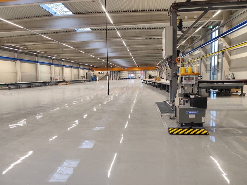 Elektroinstallation in einer großen Halle bei Huesker Coating