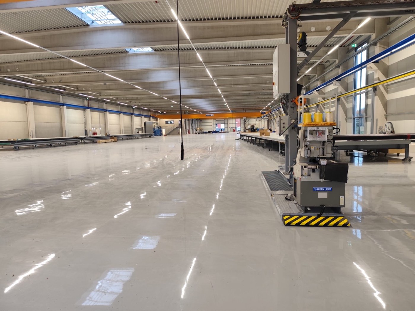 Elektroinstallation in einer großen Halle bei Huesker Coating