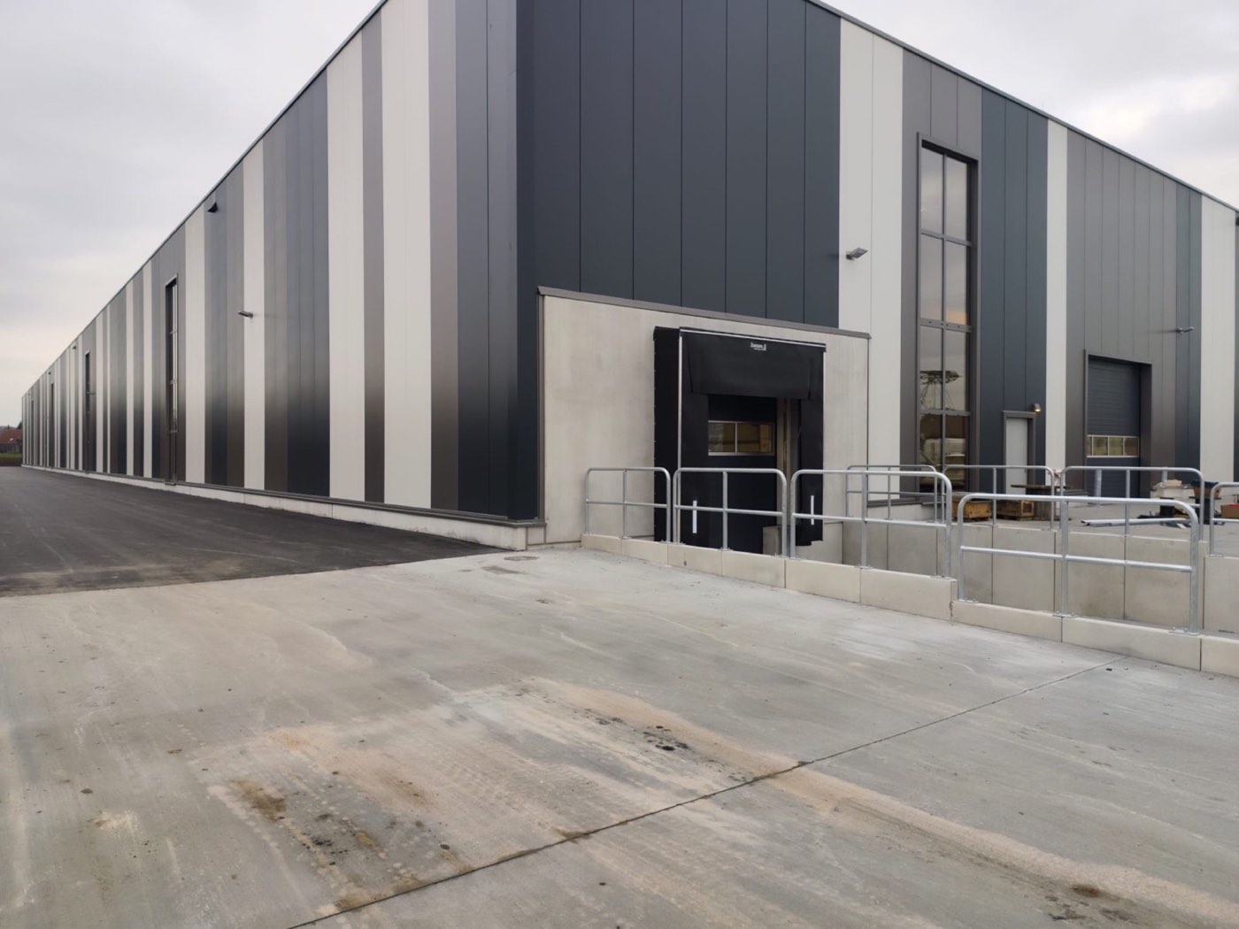 Elektroarbeiten in der Halle von Huesker Coating
