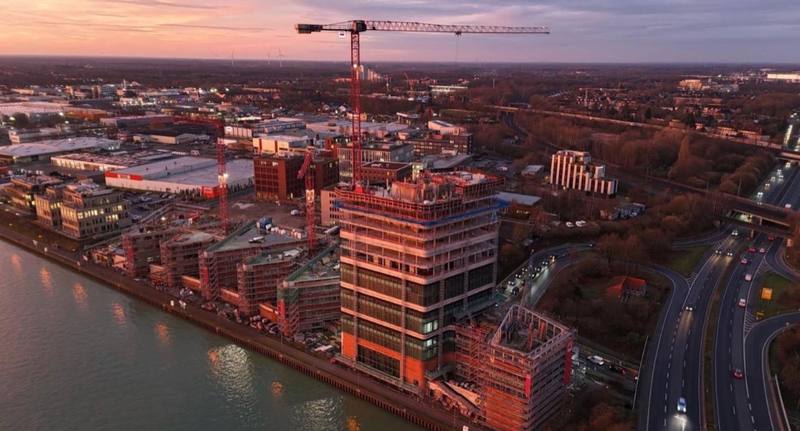 Ideenwerft Hochhaus mit Kran - Leerrohrverlegung im Beton