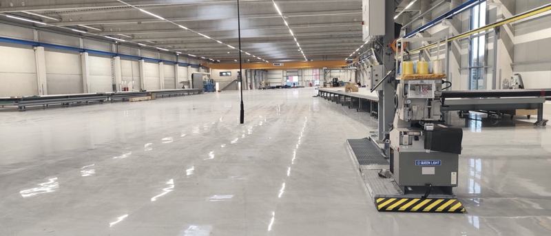 Lichtlinien in der Halle von Huesker Coating