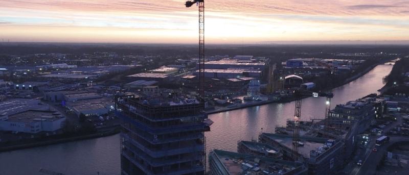 Ideenwerft Hochhaus mit Kran zur Dämmerung